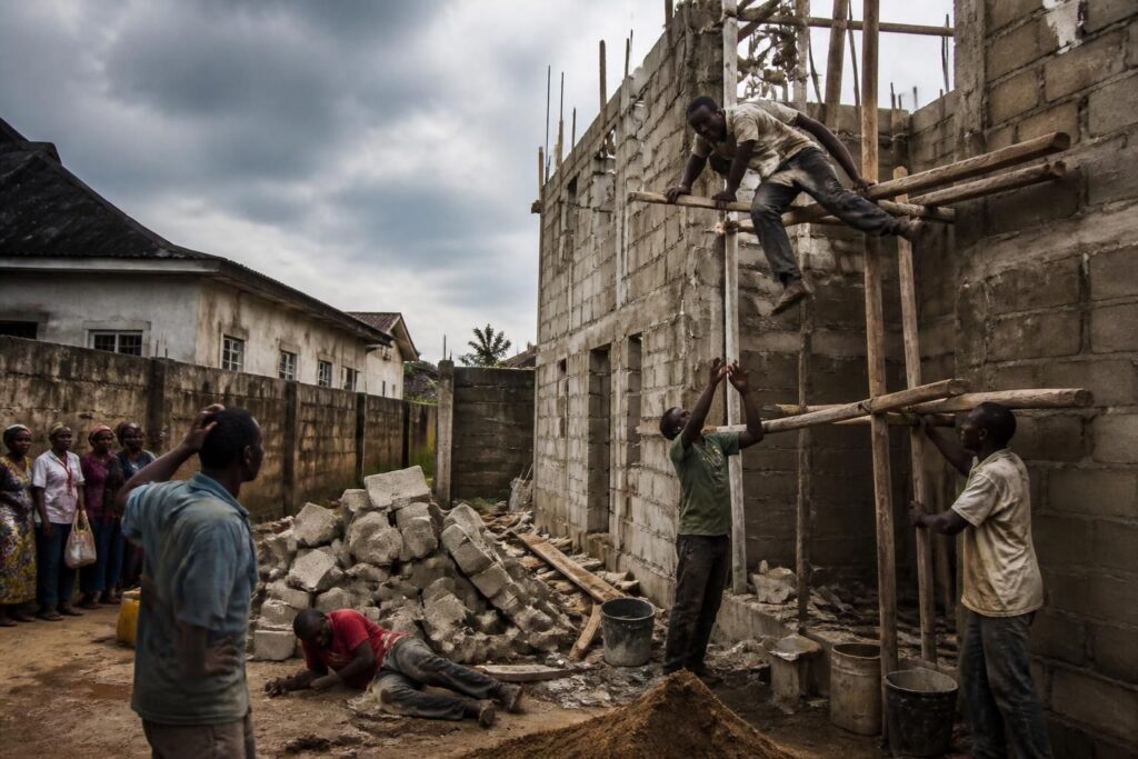 découvrez les risques et conséquences légales, financières et sécuritaires liés à un chantier réalisé au black pour les particuliers.
