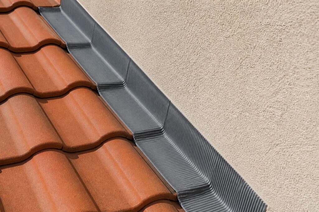 découvrez comment le solin bande garantit une étanchéité efficace entre votre toit et vos murs, pour protéger durablement votre habitation en toute simplicité.